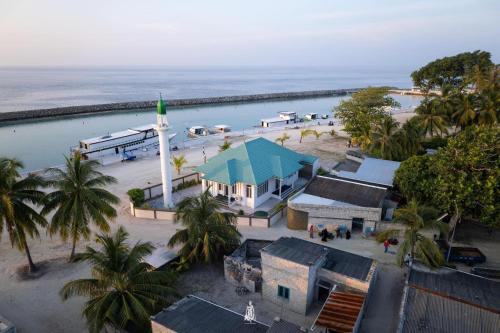 eine Luftansicht einer Kirche am Strand in der Unterkunft Sunset Veli in Shaviyani Atoll