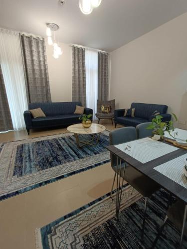 - un salon avec des canapés et une table dans l'établissement Muscat Bay, à Bandar Jişşah