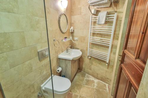 Un baño de Bedrock Cave Hotel
