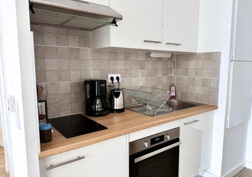 une cuisine avec un évier et un plan de travail dans l'établissement Studio Biscawaï II, à Biscarrosse