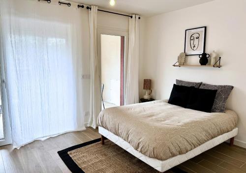 une chambre avec un lit et une grande fenêtre dans l'établissement Studio Biscawaï II, à Biscarrosse