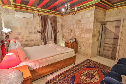 Una cama o camas en una habitación de Bedrock Cave Hotel