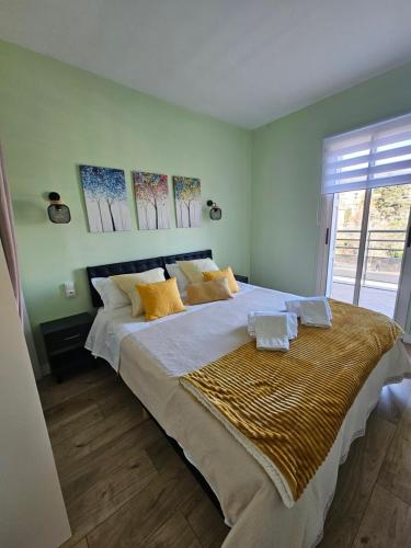 a bedroom with a large bed with two towels on it at Appartement A Beholding Sight in Amélie-les-Bains-Palalda
