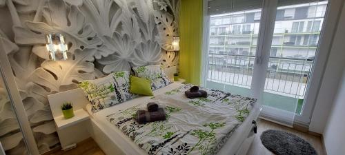 Posteľ alebo postele v izbe v ubytovaní Catamaran Beach 213 Apartment