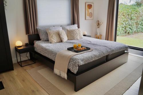 een slaapkamer met een bed en een dienblad met sinaasappels erop bij Vakantiehuis 't Hofje nabij dorpscentrum en strand in Castricum