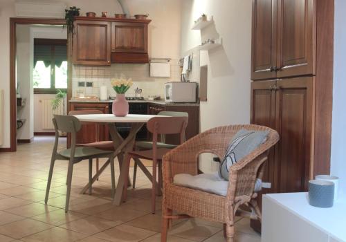 una cucina con tavolo e sedie in una stanza di SB Bellagio Apartment a Bellagio