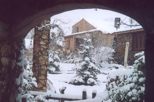 an archway in a yard covered in snow at Alojamientos Turisticos La Utrera in Las Majadas