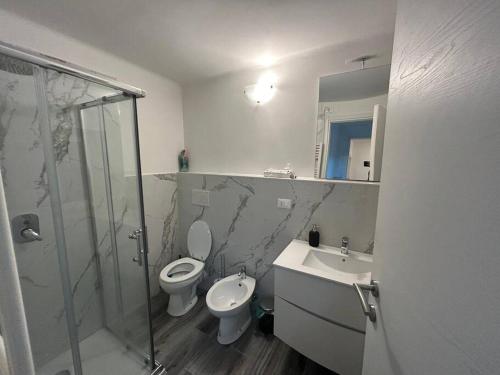 ein Bad mit einem WC, einem Waschbecken und einer Dusche in der Unterkunft New House - Garden park bbq in Monfalcone