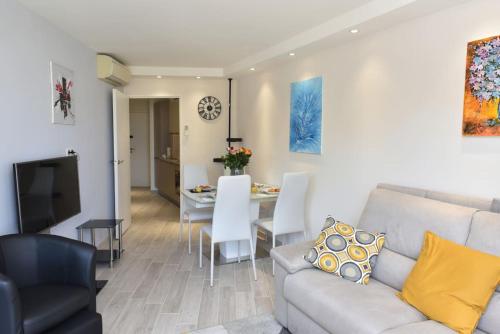 AU PORT - BRAND NEW flat w 1 bedroom, balcony, parking, AC