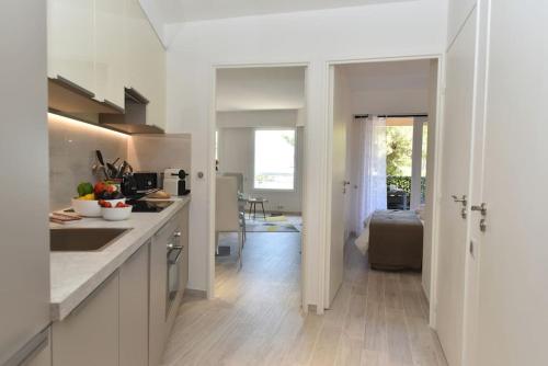 une cuisine avec un comptoir et un salon dans l'établissement AU PORT - BRAND NEW flat w 1 bedroom, balcony, parking, AC, à Antibes