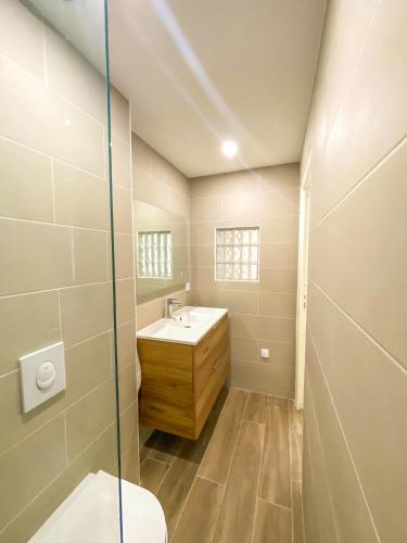 une salle de bain avec une baignoire, un lavabo et des toilettes dans l'établissement Alsace Lorraine - Wifi, 3 pers, hyper centre, à Nice
