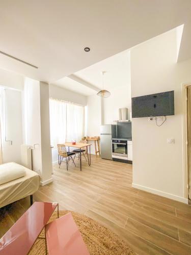 un salon avec un canapé et une table dans l'établissement Alsace Lorraine - Wifi, 3 pers, hyper centre, à Nice