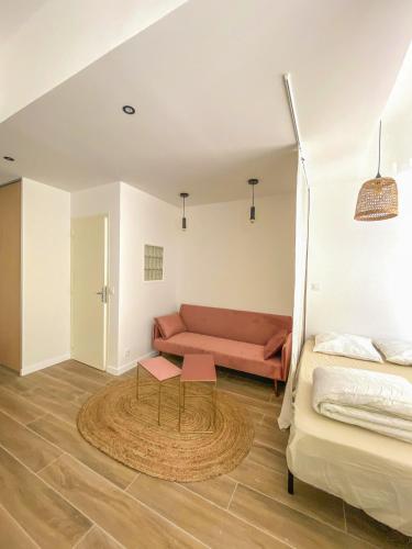 un salon avec un canapé et une table dans l'établissement Alsace Lorraine - Wifi, 3 pers, hyper centre, à Nice