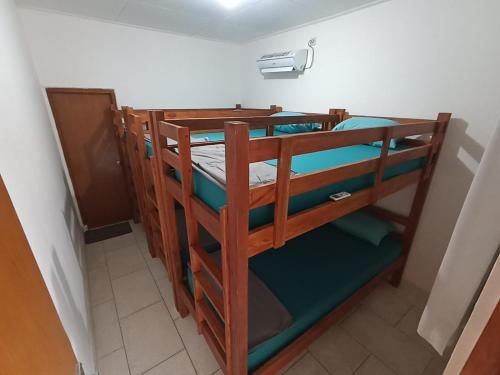 Lliteres en una habitació de Wijaya Hostel