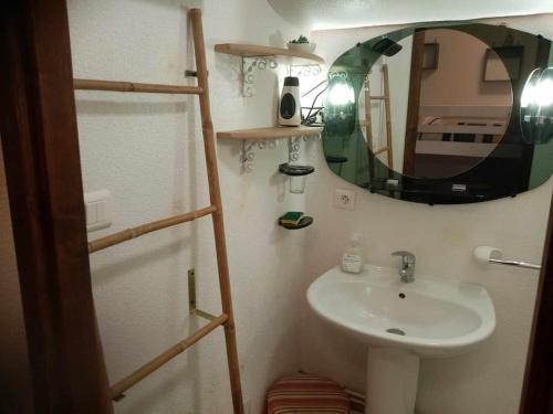 y baño con lavabo y espejo. en Vacances Xonrupt-Gerardmer, en Xonrupt-Longemer