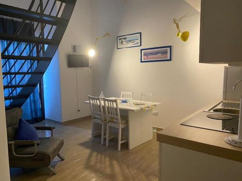 Kuchyň nebo kuchyňský kout v ubytování Il Faraglione - Appartamento con vista mare