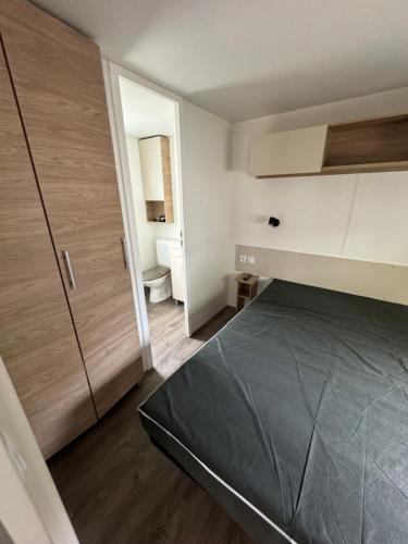 um pequeno quarto com uma cama e uma casa de banho em MH TIKE - 6p - LES SABLES DU MIDI - VALRAS em Valras-Plage