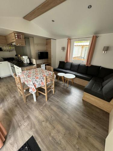 un salon avec une table et un canapé dans l'établissement MH TIKE - 6p - LES SABLES DU MIDI - VALRAS, à Valras-Plage