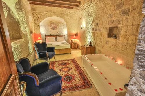Un lugar para sentarse en Bedrock Cave Hotel