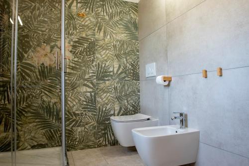 a bathroom with a toilet and a glass shower at Beth la Casa della Luna in Annunziata