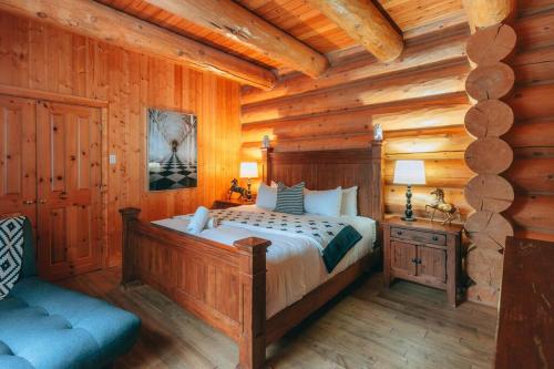 Katil atau katil-katil dalam bilik di Private Hot Tub Sauna Indoor pool ski Monopoly