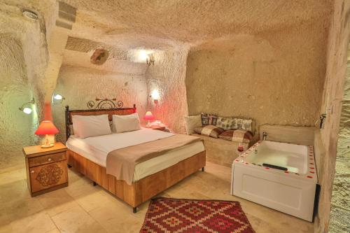 Una cama o camas en una habitación de Bedrock Cave Hotel