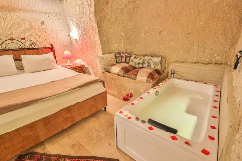 Una cama o camas en una habitación de Bedrock Cave Hotel