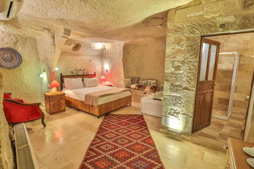 Una cama o camas en una habitación de Bedrock Cave Hotel