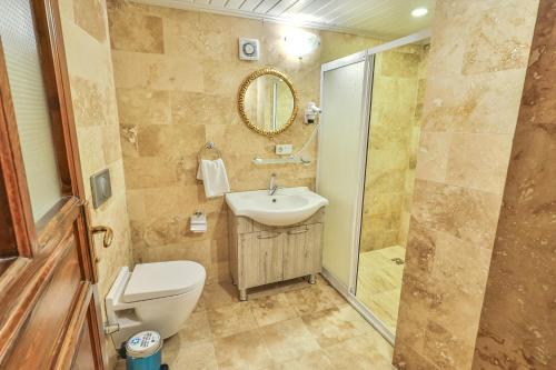 Un baño de Bedrock Cave Hotel