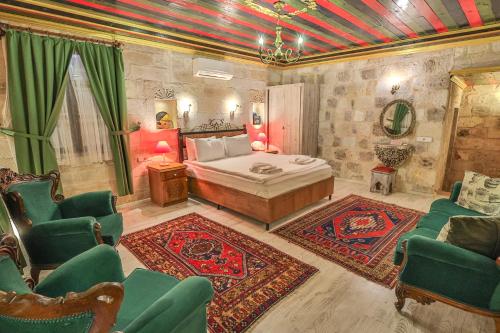 Una cama o camas en una habitación de Bedrock Cave Hotel