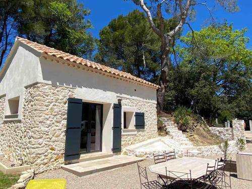 Petite maison et jardin,piscine chauffée privative