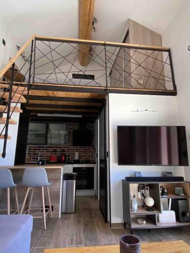 un séjour avec une cuisine avec mezzanine dans l'établissement Petite maison et jardin,piscine chauffée privative, à Rognes