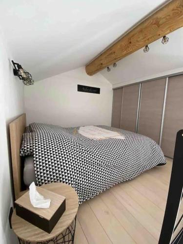 une petite chambre avec un lit et une table dans l'établissement Petite maison et jardin,piscine chauffée privative, à Rognes