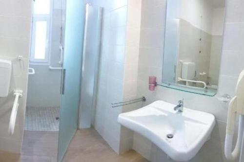 bagno bianco con lavandino e doccia di Hotel Concordia Palace a Rimini