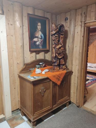 een houten kamer met een portret van een vrouw aan de muur bij Apartamenty u drwala in Zakopane