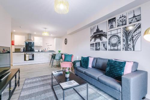 uma sala de estar com um sofá e uma mesa em The Belfry - Deluxe 2 Bedroom 2 Bathroom Apartment em Manchester