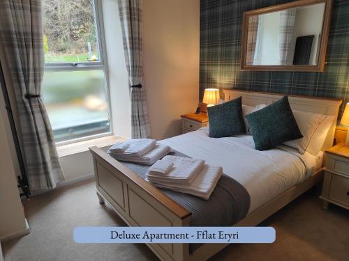 Katil atau katil-katil dalam bilik di Llew Accommodation - The Townhouse