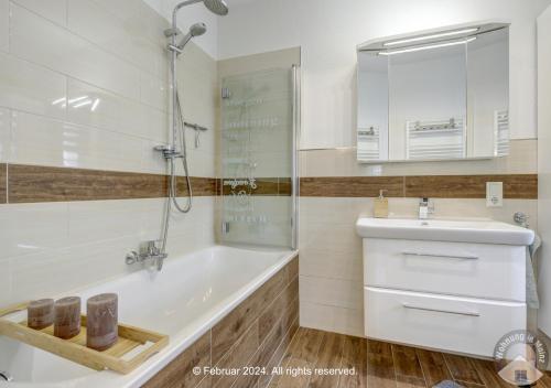bagno con vasca, lavandino e doccia di Schöne Wohnung in beliebte Stadtteil von Mainz a Magonza