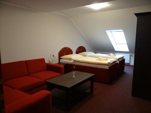 מיטה או מיטות בחדר ב-Rybárska bašta a penzión Dobys