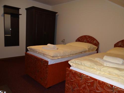 Posteľ alebo postele v izbe v ubytovaní Rybárska bašta a penzión Dobys