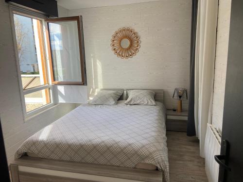 Ένα ή περισσότερα κρεβάτια σε δωμάτιο στο Appartement joli et spacieux