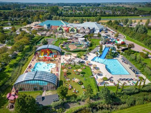 een luchtzicht op een pretpark met een zwembad bij Chalet op 5 ster CampingPark Capfun de Bongerd in Tuitjenhorn