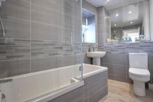 Et badeværelse på Dexters Den - Sea views, yards from Beach