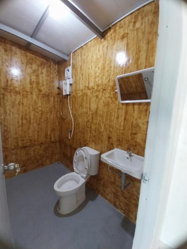 La salle de bains est pourvue de toilettes et d'un lavabo. dans l'établissement AiOonHomestay, à Ban Bang Bao