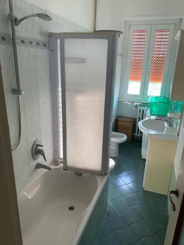 W łazience znajduje się prysznic, wanna i umywalka. w obiekcie small panoramic flat in milan w Mediolanie