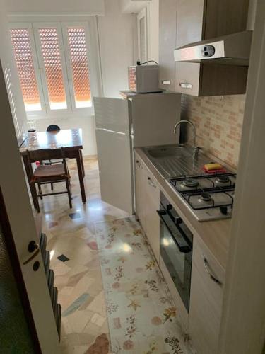 uma pequena cozinha com um fogão e uma mesa em small panoramic flat in milan em Milão