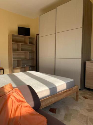 Tempat tidur dalam kamar di small panoramic flat in milan