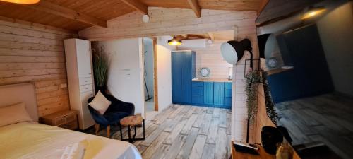 1 dormitorio con 1 cama y escritorio en una habitación en Imbar relaxing wood log cabin, en Jaffa-Tel Aviv