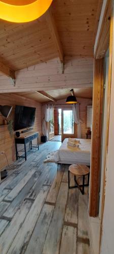 1 dormitorio con 1 cama y escritorio en una habitación en Imbar relaxing wood log cabin, en Jaffa-Tel Aviv
