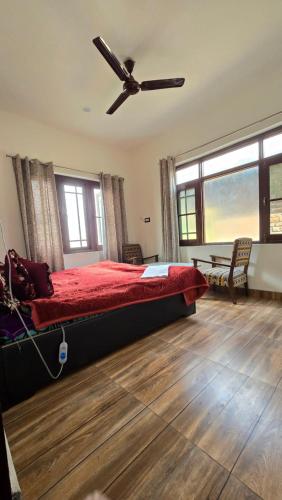 - une chambre avec un lit et un ventilateur de plafond dans l'établissement New Hotel Meghdoot, à Srinagar